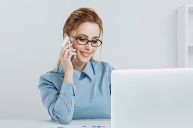 Güzel sarışın Ofis telefonu onun işyerinde konuşurken kız.