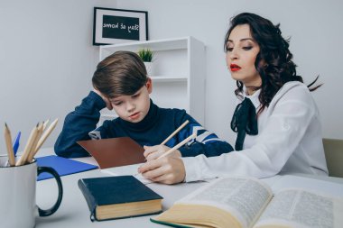 Genç öğretmen bilgi çocukla açıklamaya çalışıyorum. Birlikte yetiştirmek.