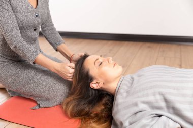 İyileştirme konsepti. Meditasyon devam ediyor. Zihinlerini sakinleştiren iki kadın.
