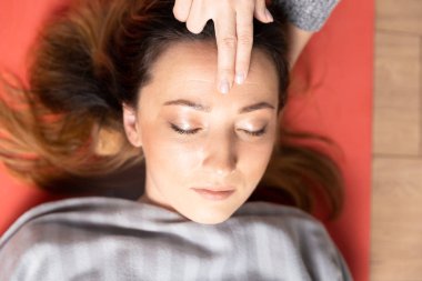 İyileştirme konsepti. Meditasyon devam ediyor. Zihinlerini sakinleştiren iki kadın.