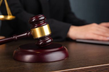 Avukat iş kadınları çalışma ve noter imzalar Office belgeleri. Danışman avukat, Adalet ve hukuk, avukat, mahkeme hakimi, kavram