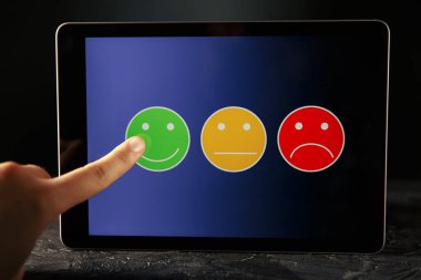 Tablet konsepti gözden geçiriyor. Alette farklı gülücükler.