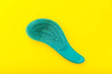 Taraklı ve beyaz arka planda saçları olan bir kız..