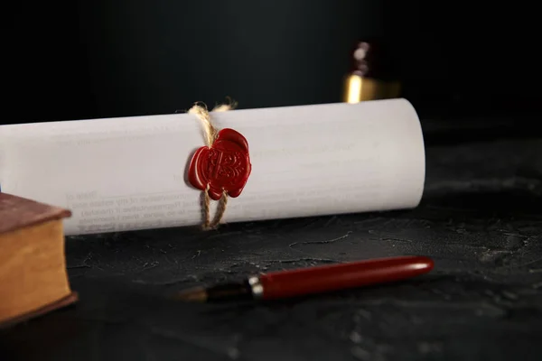 Conceito de notário e direito. Carimbo com livro e caneta na mesa. Martelo de madeira atrás . — Fotografia de Stock