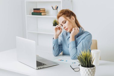 Onun çalışma alanı duygu kötü oturan genç office kız. Kadın bir baş ağrısı vardır.