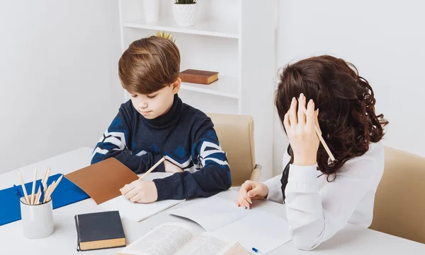 宿題と彼の母親をしている少年の絵は、彼を助ける. — ストック写真