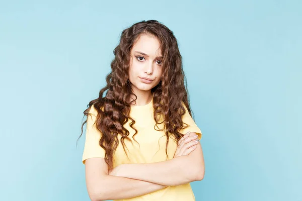 Portrait de fille offensée posant dans le studio isolé . — Photo