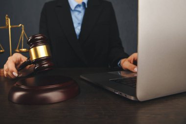 Yargıç Gavin, avukatlı ya da avukatlı kitaplar arka plandaki müvekkillerine hukuki tavsiyelerde bulunur ve onları teselli eder. Boşanma hukuku, aile hukuku kavramı.