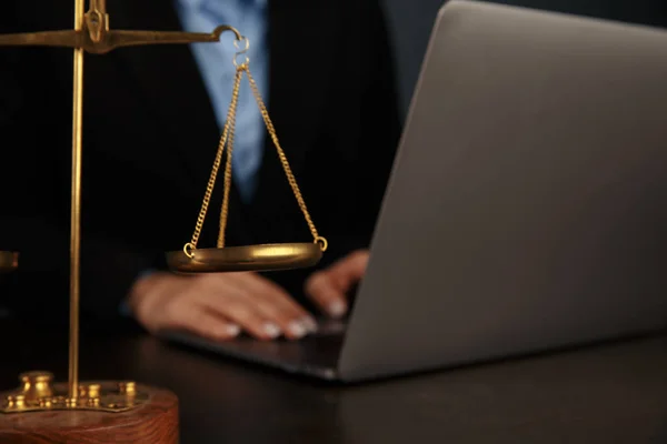 Anwaltsbüro. Statue der Gerechtigkeit mit Waage und Anwalt am Laptop. Rechtsrecht, Beratung und Gerechtigkeitskonzept. — Stockfoto