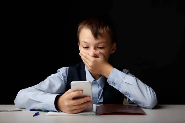 Cyberpesten concept. Gestresst en boos schooljongen met gadget geïsoleerd. — Stockfoto