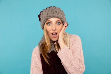 Kış şapkası, atkısı ve süveteri olan harika bir kadın..