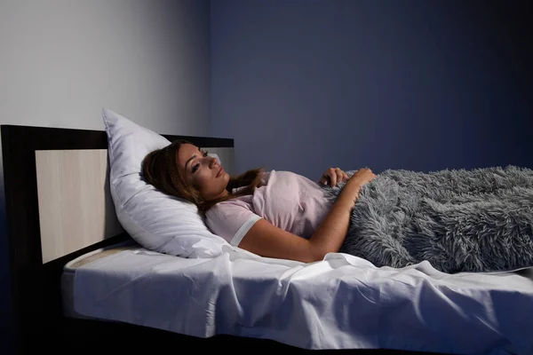 Insomnio femenino estresado. Jovencita acostada en la cama y queriendo dormir . —  Fotos de Stock
