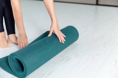 Sağlıklı yaşam tarzı kavramı. Beyaz stüdyoda yoga yapıyor. Meditasyon ve rahatlama izole edilmiş.