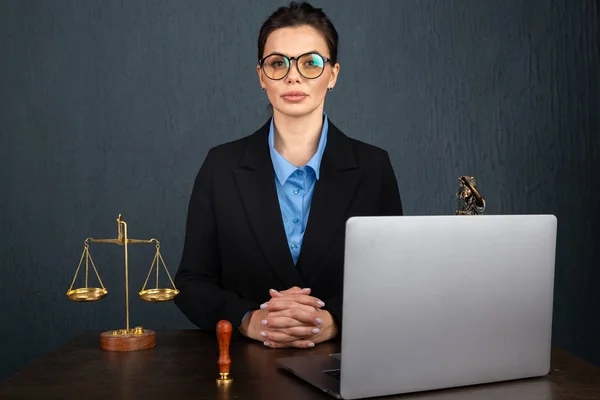 Advogadas mulheres de negócios que trabalham e notário assina os documentos no escritório. consultor advogado, justiça e direito, advogado, juiz judicial, conceito — Fotografia de Stock