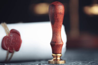 Eski belge üzerinde noter mum mühür. Hukuk Bürosu