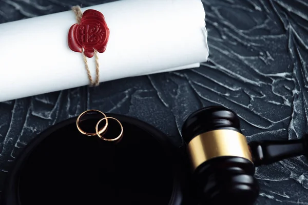 Two broken golden wedding rings divorce decree document. Divorce and separation concept — Stock Photo, Image