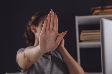 Telefonla konuşan ve elinde dur işareti olan bir kadın izole edilmiş..