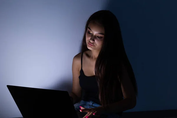 Adolescente triste e feminino com computador tablet e laptop sofrendo cyberbullying e assédio sendo abusado on-line por perseguidor ou fofoca sentindo desesperado e humilhado no cyber bullying . — Fotografia de Stock