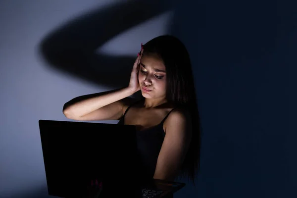 Adolescente triste y femenina con tableta y computadora portátil que sufre acoso cibernético y acoso siendo abusada en línea por acosador o chismoso sintiéndose desesperado y humillado en acoso cibernético . —  Fotos de Stock