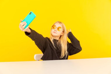 Mutlu kız evde vlog için kamera önünde konuşma. Genç video özel öğretmen için Internet kayıt blogger, çalışan kadın siyah.
