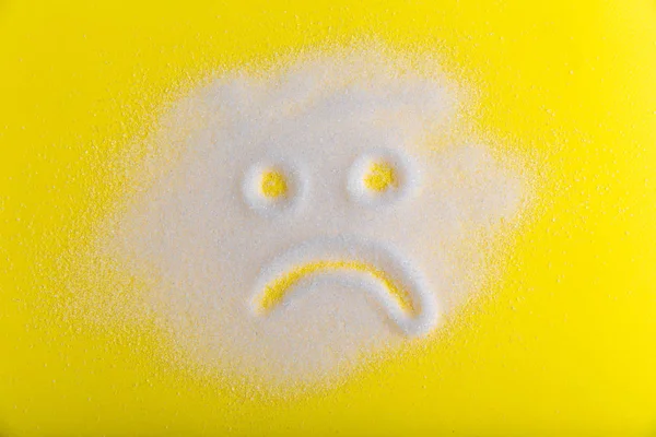 Socker är dåligt. Sorgligt socker ansikte på den gula bakgrunden. — Stockfoto