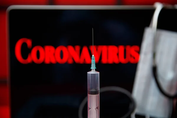 Pantalla del monitor del ordenador portátil con el coronavirus de texto de advertencia. Concepto de virus chino . —  Fotos de Stock