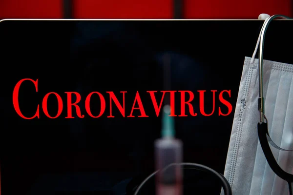 Pantalla del monitor del ordenador portátil con el coronavirus de texto de advertencia. Concepto de virus chino . —  Fotos de Stock