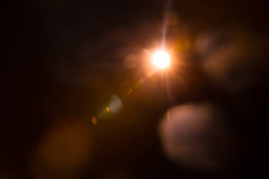 Siyahta soyut Doğal Güneş parlaması