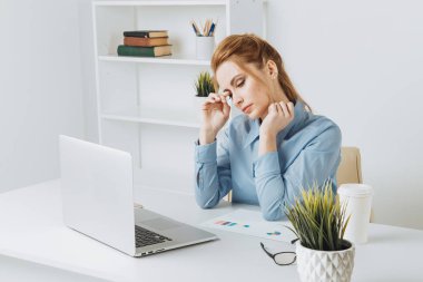 Onun çalışma alanı duygu kötü oturan genç office kız. Kadın bir baş ağrısı vardır.