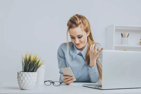 Gelukkig verlaten mooi vrouw werken op kantoor. — Stockfoto