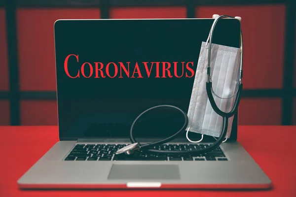 Pantalla del monitor del ordenador portátil con el coronavirus de texto de advertencia. Concepto de virus chino . —  Fotos de Stock