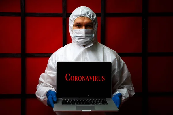 Coronavírus na tela do laptop. Vírus mortal em fúria na China — Fotografia de Stock
