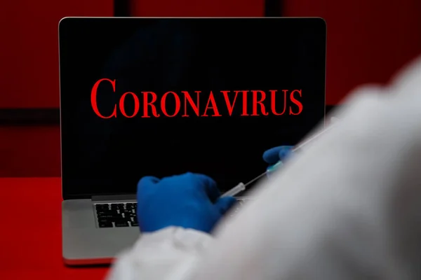 Tela de monitor de laptop com o coronavírus de texto de aviso. Conceito de vírus chinês . — Fotografia de Stock