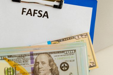 Fafsa boş belge ve para masada..