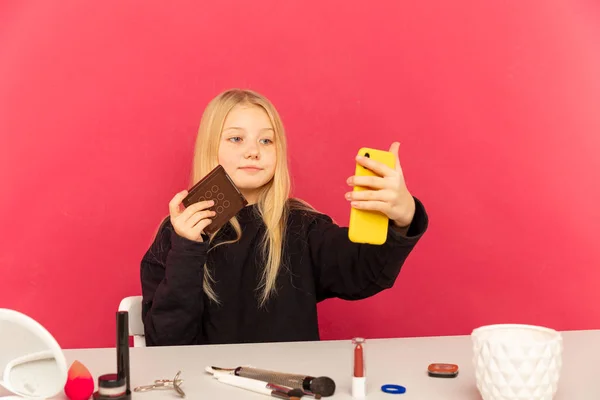 Šťastná holka doma mluví před kamerou pro Vlog. Teenage dítě pracující jako blogger, nahrávání video tutorial pro internet. — Stock fotografie