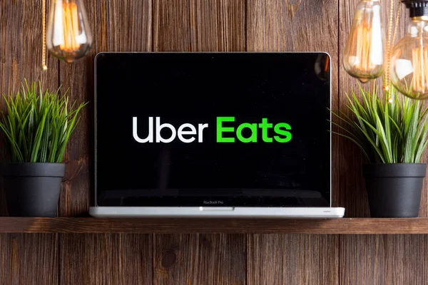 Tula Russia 16.01.20 Uber makan di layar laptop terisolasi . — Stok Foto