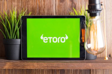Tula Rusya 16.01.20 etoro tablet bilgisayar ekranında izole.