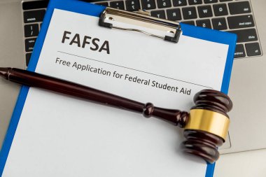 Fafsa. Öğrenci yardımı konsepti. Tahta çekiçle izole edilmiş belgenin başvuru formu.