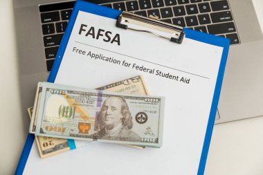 Fafsa. Öğrenci yardımı. Para masanın üstünde..
