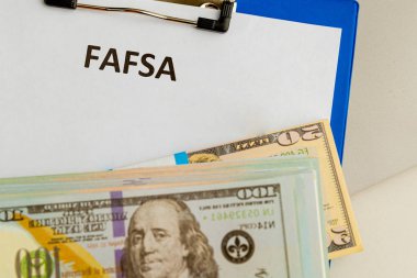 Fafsa. Öğrenci yardımı. Para masanın üstünde..