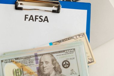 Fafsa. Öğrenci yardımı. Para masanın üstünde..