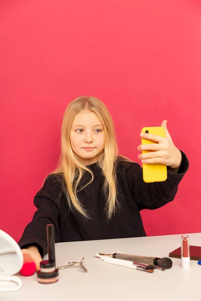 Menina feliz em casa falando na frente da câmera para vlog. Adolescente garoto trabalhando como blogueiro, gravando vídeo tutorial para Internet . — Fotografia de Stock