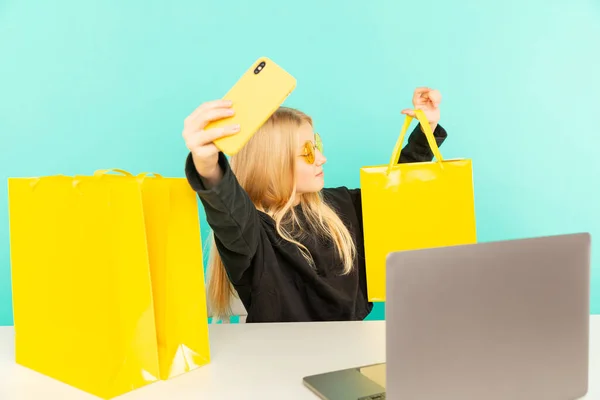 Gelukkig meisje thuis die voor de camera spreekt voor vlog. Tennager tonen aankoop op camera en werken als blogger, video-tutorial opnemen voor internet. — Stockfoto