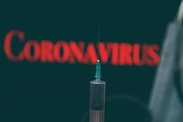 Pantalla del monitor del ordenador portátil con el coronavirus de texto de advertencia. Concepto de virus chino . —  Fotos de Stock