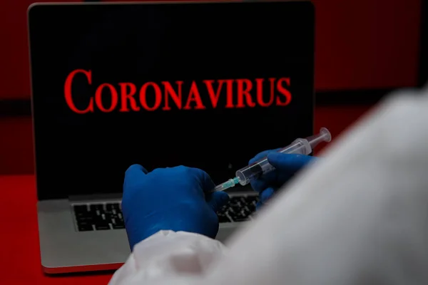 Coronavirus en la pantalla del portátil. Virus mortal furioso en China —  Fotos de Stock