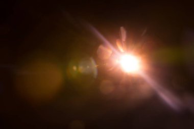 Siyahta soyut Doğal Güneş parlaması