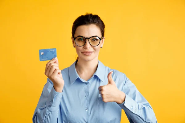 Koncepcja sprzedaży online. Stylowa bizneswoman z niebieską kartą kredytową. — Zdjęcie stockowe