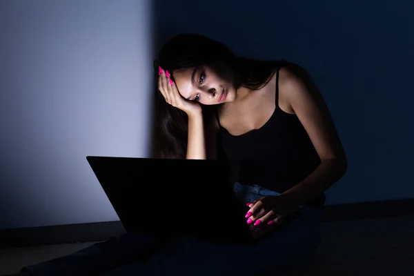 Üzgün ve kadın genç tablet bilgisayar ve laptop cyberbullying ve çevrimiçi varlık taciz acı ile stalker ya da umutsuz ve Siber zorbalık içinde aşağılanmış hissediyor dedikodu tarafından istismar. — Stok fotoğraf