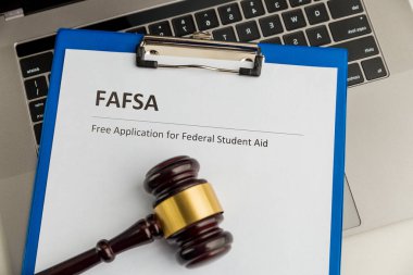 Öğrenci yardımı ve dizüstü bilgisayarlı ahşap tokmağın olduğu belge. Fafsa.