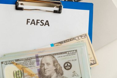 Fafsa. Öğrenci yardımı. Para masanın üstünde..